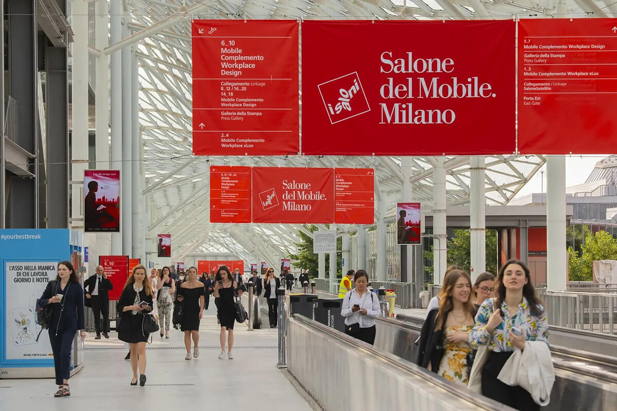 Анонс salone del mobile Яскрава вивіска salone del mobile. Milano 2024, що анонсує майбутню виставку дизайну.